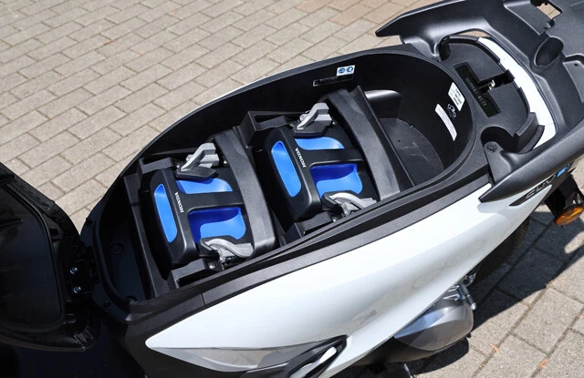 バッテリーは2個搭載。女性だと片手で持つにはやや重いかもしれないが、交換作業はスムーズに行なえるよう設計されている