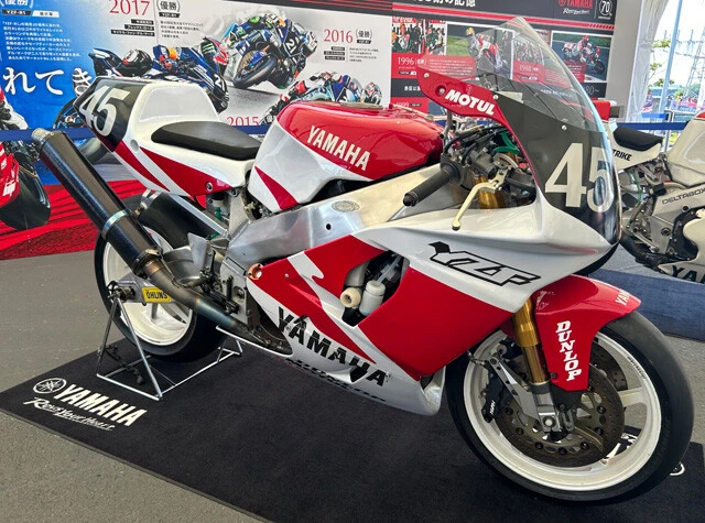 今年、創立70周年を迎えたヤマハ。赤×白がまぶしい伝説のマシンをご開帳