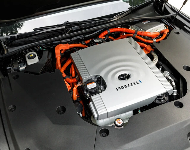 燃料電池システム。WLTCモードで約820kmの航続距離を実現。水素充填は約3分