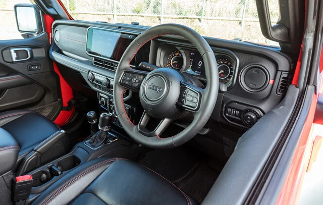 メーターにはフルカラータイプの7インチマルチビューディスプレーを搭載。ナビは12.3インチのタッチスクリーンとなる