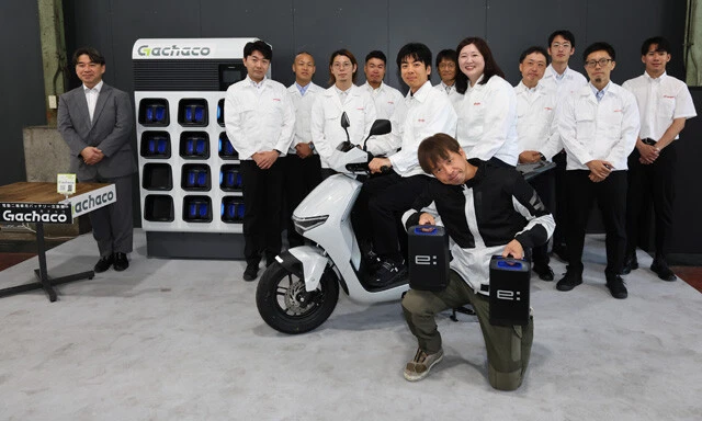 新型電動バイクの公道試乗会が報道陣向けに開催され、青木氏は開発チームのメンバーを徹底取材していた