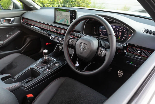 インパネは黒を基調としているが、ドアやハンドルなどにRS専用となる赤いラインが! 男心をたぎらせる室内に仕上がっている