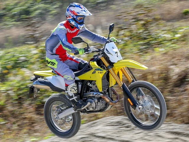 【第2位】スズキ DR-Z4S／DR-Z4SM　10月8日に発売されたDR-Z4SとDR-Z4SM。価格は両モデルとも119万9000円。青木氏いわく「走りはどっちもギンギンです」と太鼓判