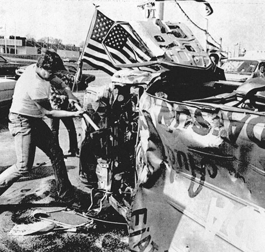 写真は1980年の米ミシガン州。ゼネラル・モーターズの新車を試乗するか、工場を解雇された人が日本車を叩けた