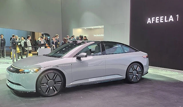 注目のアフィーラだったが、ド派手さはなく、非常にシンプルな仕上がり。現地でもカラオケ機能搭載が話題に