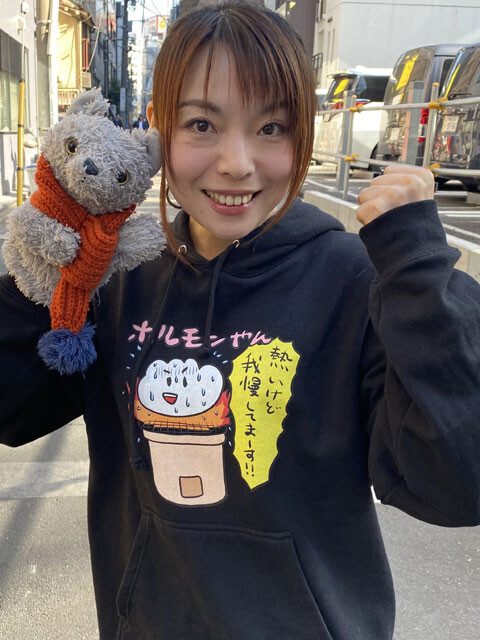 寒空に負けず、声を張り上げて口上を披露してくれたジャンプ中澤氏。そっと寄り添うは相棒のポン太（ぬいぐるみ）