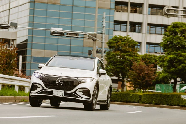 写真はメルセデス・ベンツのEV・EQS SUV。アンビエントライトが夜間の室内をド派手に演出してくれる