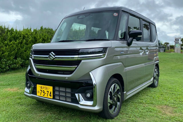 絶対王者として君臨するホンダのN-BOXシリーズに肉薄しているのが、販売絶好調のスズキの軽スーパーハイトワゴン・スペーシア