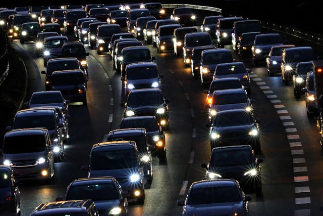 猛暑の渋滞時には、エアコンの効きが悪くなったり、タイヤに異常が生じるケースも。日頃からの整備・点検を忘れずに