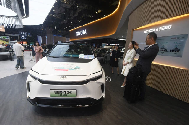 上海モーターショー2025でトヨタと中国の小馬智行(ポニー・エーアイ)が共同開発した自動運転レベル4の「4Xロボタクシー」