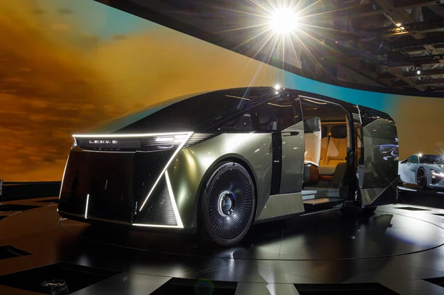 レクサス LSコンセプトこれまでのレクサスLSはラグジュアリーセダンだったが、ジャパンモビリティショー2025に現れたのは究極の6輪モデル