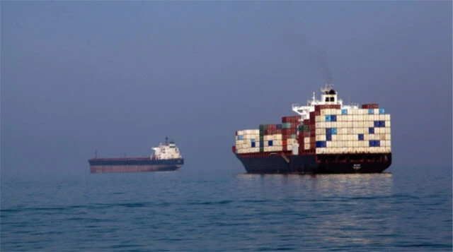 ホルムズ海峡を通過する貨物船