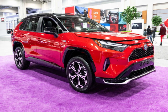 米国市場で飛ぶように売れているのがトヨタのRAV4。カムリやカローラという大エースの上に立つトヨタのドル箱SUVである