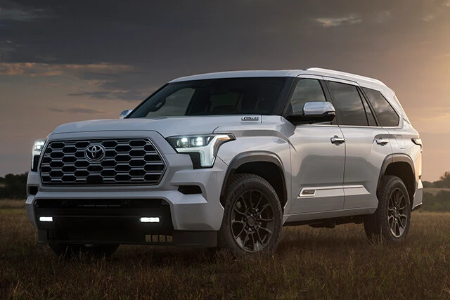 トヨタ「セコイア」TOYOTA SEQUOIA／ニッポンの一部トヨタファンがたぎりまくるのが、この巨大SUVのセコイア。上のタンドラと同じ工場で生産されている