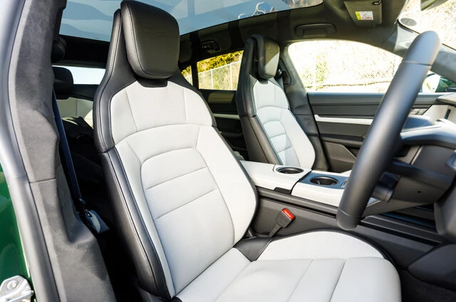 レザータイプのシートの色はツートン。座るだけでスポーツカーに乗ってる感が味わえる