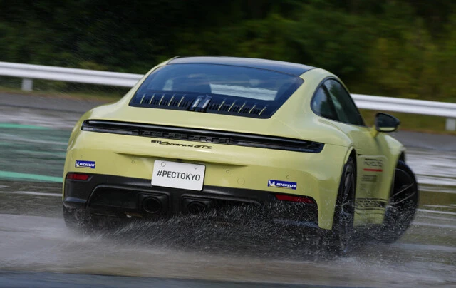 911は電動化しても、獰猛さは健在。むしろ操る快感はしっかり進化。山本氏は、満面の笑みで太鼓判！