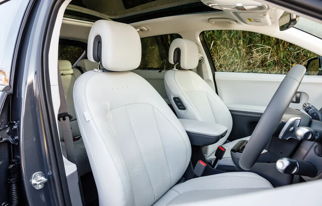 シートは本革。室内は広い。特に後席は大人が足をシッカリ伸ばせ、ゆったりくつろげる