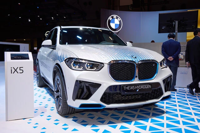 中国産のEVが関税を課される関係で、中国EVメーカーと歩調を合わせたBMW。写真はBMW初の水素燃料電池自動車