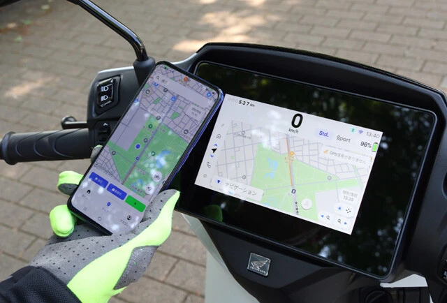 スマホと連携することで、周辺の充電ステーションの位置や距離もひと目で把握できる