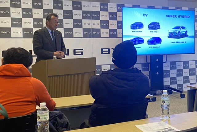 試乗前の説明会で、BYDオートジャパンの東福寺厚樹社長はシーライオン6をスーパーハイブリッドと位置づけた