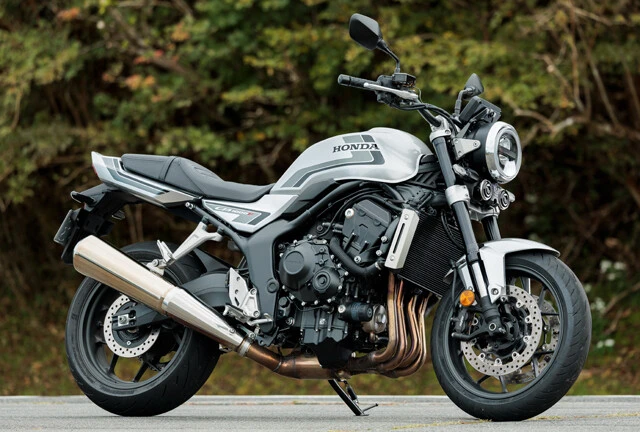 伝説のCB750Fをオマージュ。タンクからリアへ伸びる美しいラインに、直列4気筒エンジンの迫力が融合されている