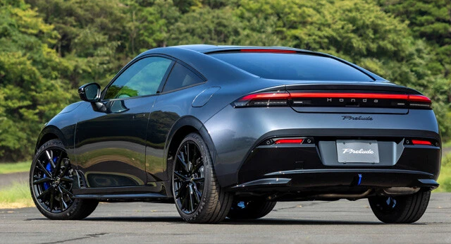 左右のリアコンビランプを一文字でつないだテールランプが目を引く