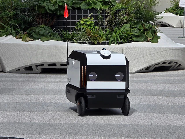 自律搬送ロボ・ココモは、衛星測位と障害物センサーで安全走行を実現。買い物かごが収まるスペースも備え、＂モノ運び＂の未来を担う次世代モビリティ