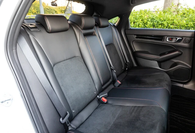 フロントシート同様、リアシートにも赤いステッチが入っている。足元の空間は広い