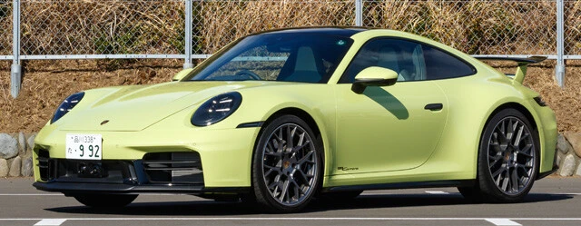 ポルシェ 911カレラ 価格:1694万円 注目はヘッドライト。4灯タイプのLEDを搭載。ちなみにバンパーの形状なども変更されている。改良により各部を磨き抜いた