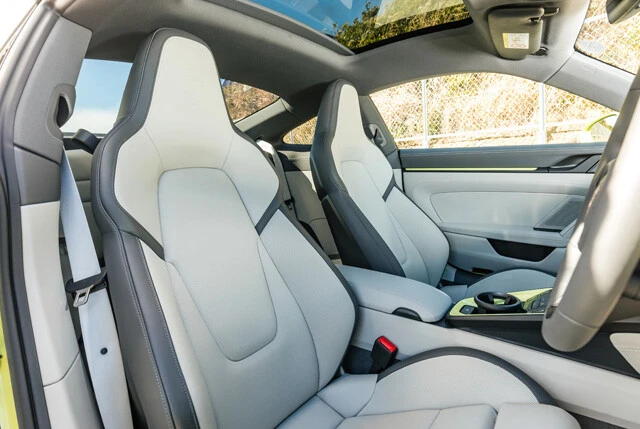 基本ふたり乗りだが、無償オプションでリアに2座を追加できるのはうれしい限り