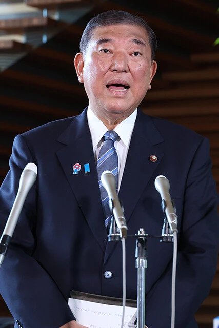 7月23日、日米関税交渉の合意を受け、取材に応じる石破茂首相。ネット上では「この結果で勝利宣言？」と冷ややかな声も