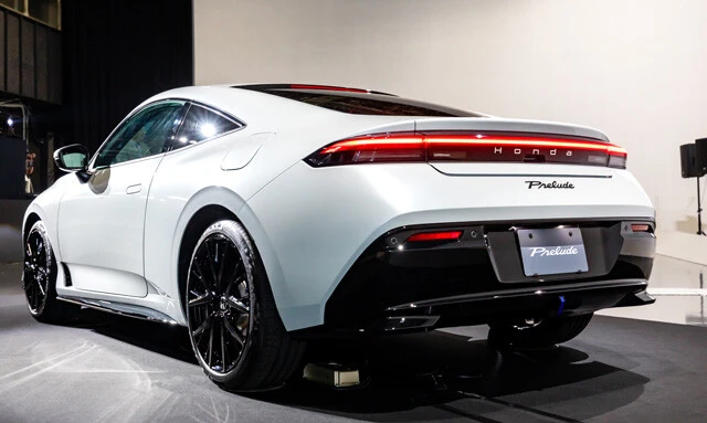 後ろ姿は、柔らかな曲線美が印象的。実用性も兼ね備え、トランクはしっかり荷物が積める