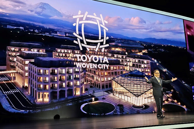 トヨタ・豊田章男会長のプレゼンでGRスープラのドリフト写真が出て話題に。山本氏いわく、「自動運転の研究のひとつの例です」