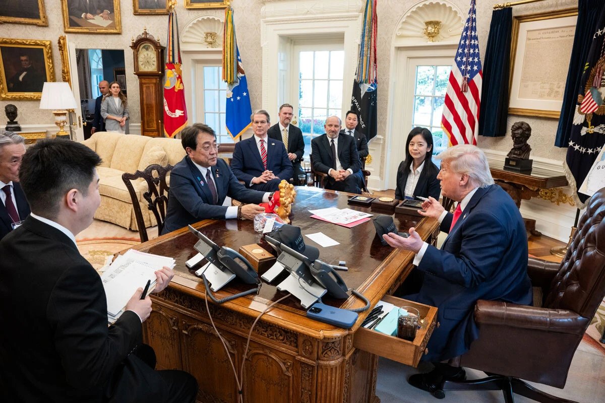 関税交渉に奇襲的に参戦したトランプ大統領と、テーブルを挟んで向き合う赤沢経済再生担当大臣