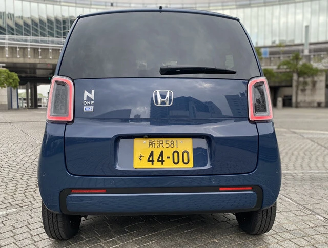 丸みを帯びたリアビューに、シンプルで力強いライン。懐かしくて新しい