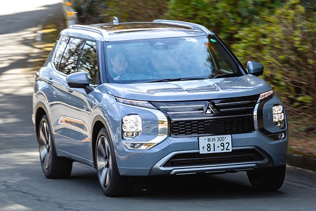 【第4位】三菱「アウトランダーPHEV」昨年10月31日に登場した三菱の新型アウトランダーPHEV。価格は526万3500～668万5800円と値は張るが販売はすこぶる好調