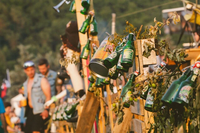 サーキット外の観戦エリア。空になった大量のビール瓶が!