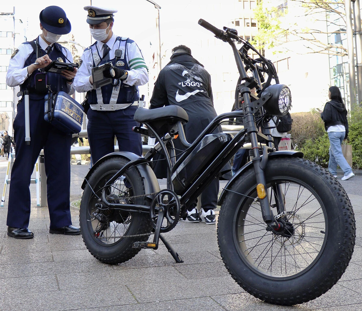 モペットに必要なミラーやウインカー、ナンバーなどが一切ない。警察も取り締まりを強化しているがモペットの違反は爆増している