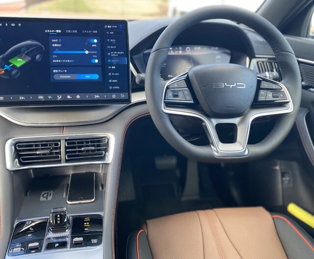 価格以上の豪華さを誇るインテリア。さらにEVとHEVを切り替えるスイッチが、想像以上に楽しいギミックだった