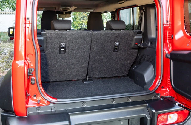 ラゲッジルームは、悪路走行時に荷物が滑りにくいカーペットを採用している