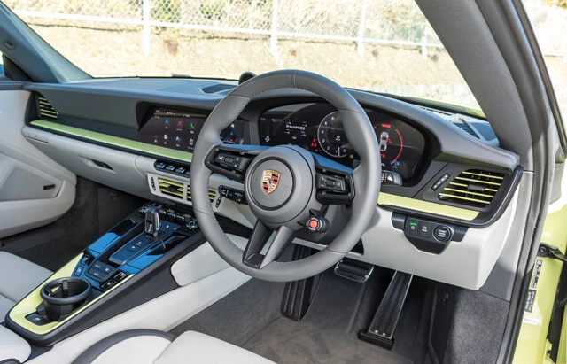 デジタル化されたコックピットがバーンと広がる。どのモデルも運転席に座るだけで、ポルシェだとわかる。まさに熟成の味