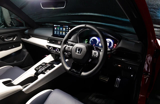 内装は、視認性の高い水平基調のデザインが特徴。メーターパネルは液晶ディスプレーを採用