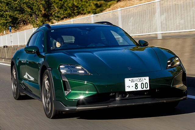 【第10位】ポルシェ「タイカン　ターボクロスツーリスモ」お値段は2335万円だが、試乗車はオプションがギガ盛り状態だったので、総額3000万円突破という超セレブ価格。ちなみに乗車定員は4人