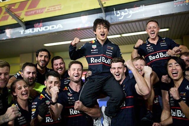 角田裕毅選手はレギュラーシートを失い、レッドブルのテスト兼リザーブドライバーとなる。そのため2026年シーズンのF1は6年振りに日本人不在となる