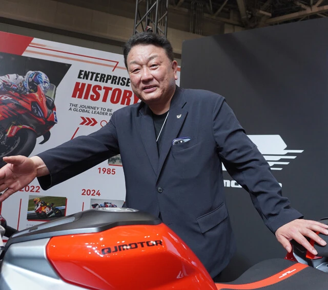 QJモータージャパン　西 浩二取締役専務執行役員　西氏は「ブランド力はまだまだ」。しかし、今年のモーターサイクルショーではどデカいブースを展開。日本車勢を強く意識