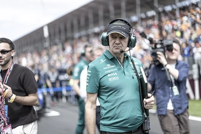 空力の鬼才と呼ばれるニューウェイ氏（右）はマシン開発を行いながら、昨年末からチーム代表も務める。しかし低迷するチーム事情もあり、代表を退任しマシン開発に専念するとの噂も出ているが......。