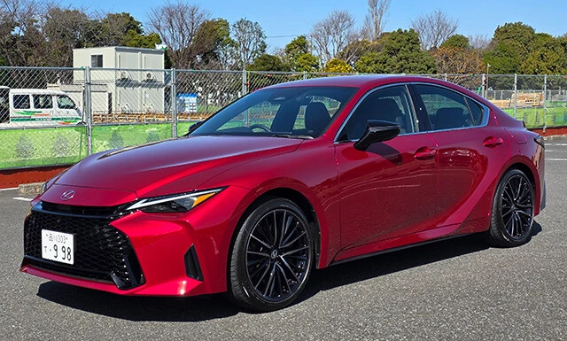 【セダン部門】ハイブリッド搭載の完熟スポーツセダン　レクサス「IS」価格 580万～675万円／「熟成」をテーマにビッグマイナーチェンジを受けたばかりのコンパクトスポーツセダン。燃費は17.6㎞/L（WLTCモード）