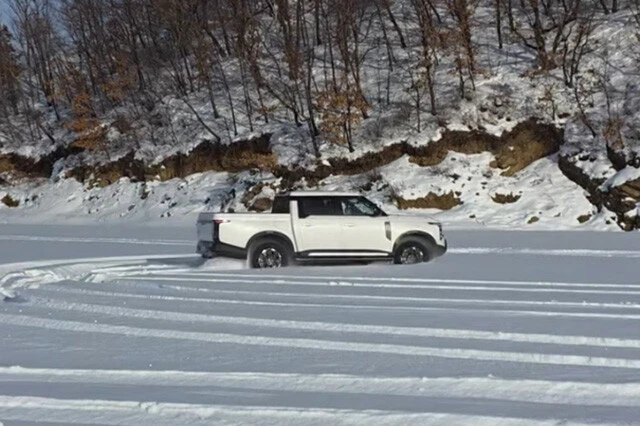 フロンティアProは、ガッシガシと雪深いゾーンへ突入。深雪でもひるまず進む姿は男心がたぎる