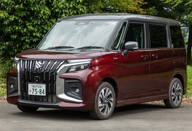 スズキ　ソリオ バンディット ハイブリッドMV　価格：233万6400円～　2025年1月16日に発売された改良モデル。今回試乗したソリオ バンディットは顔面の圧がエグい
