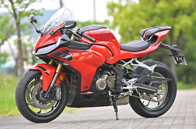 QJモーター SRK400RS　価格：104万8000円　イタリアンな雰囲気を漂わすスタイル。高速走行時にダウンフォースを生み出し、フロントの接地感や安定性を高めるウイングレットも備える